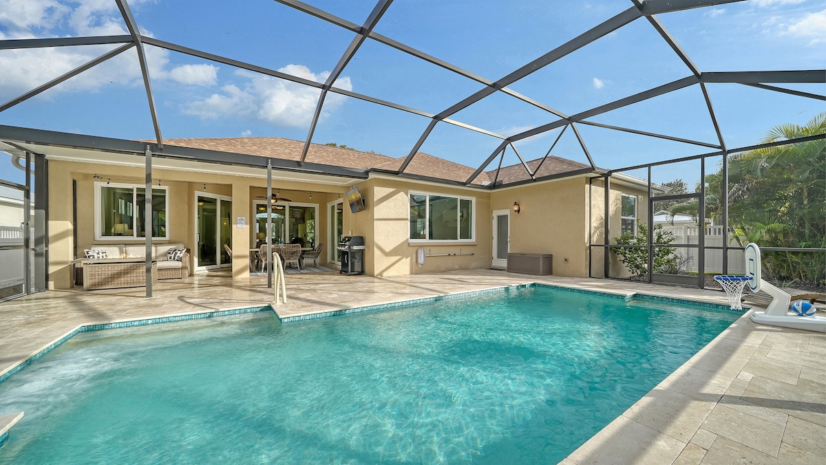 Cozy Outdoor Living+Private Yard+AMI in Mins!
