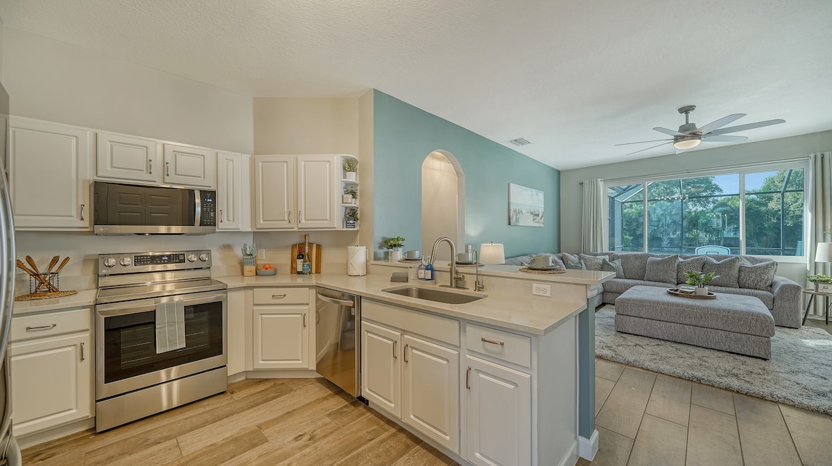 Cozy Outdoor Living+Private Yard+AMI in Mins!