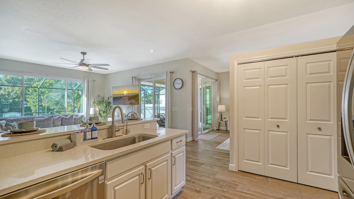 Cozy Outdoor Living+Private Yard+AMI in Mins!