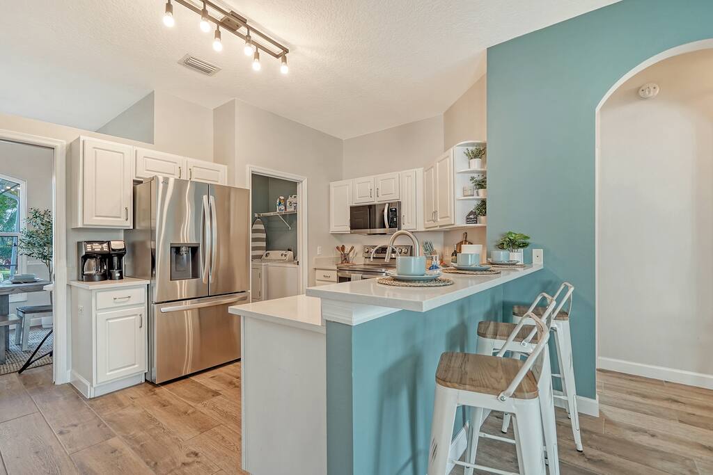 ami-5-miles+lrg-heated-saltwater-pool+dog-friendly/