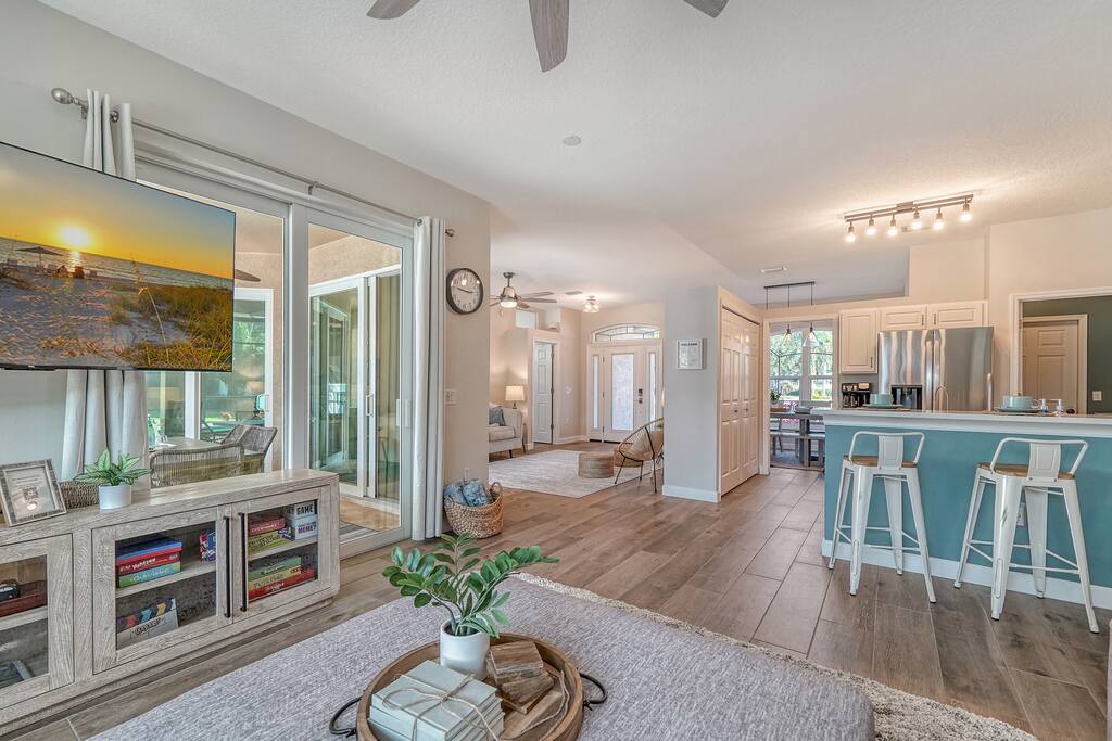 ami-5-miles+lrg-heated-saltwater-pool+dog-friendly/