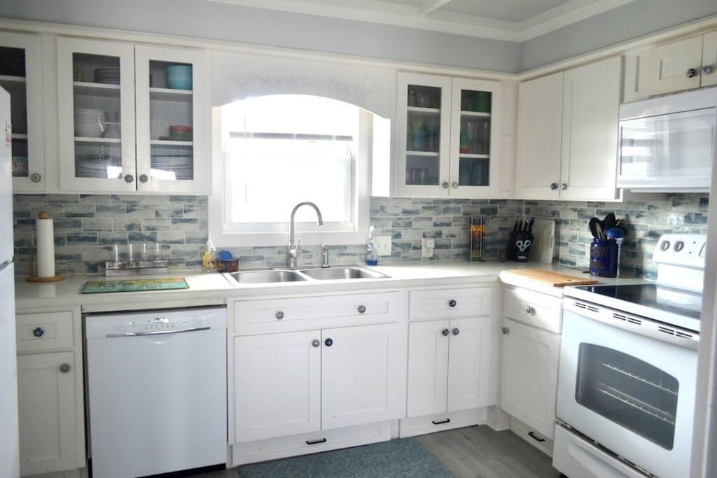 Fully stocked kitchen. Keurig and drip
coffee machine, oven and microwave and several small appliances. Great for cooking at home  - MoonDancer - Surfside Beach