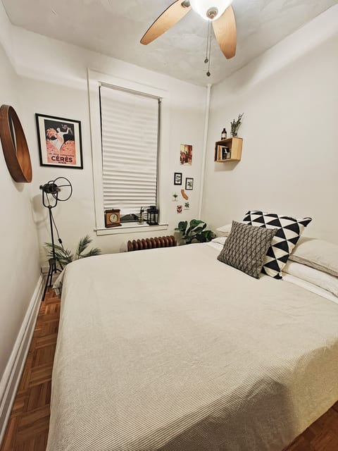 Two bedroom in Astoria, short walk to train