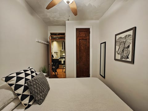 Two bedroom in Astoria, short walk to train