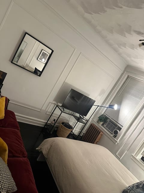 Two bedroom in Astoria, short walk to train