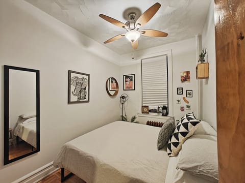 Two bedroom in Astoria, short walk to train