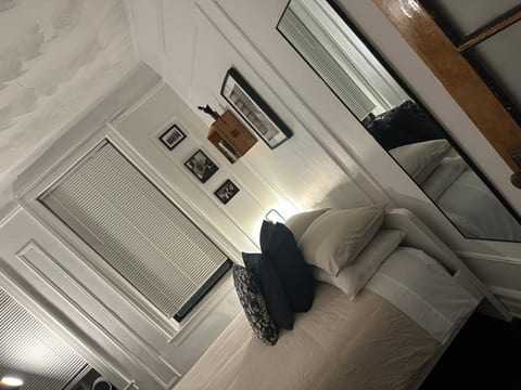 Two bedroom in Astoria, short walk to train