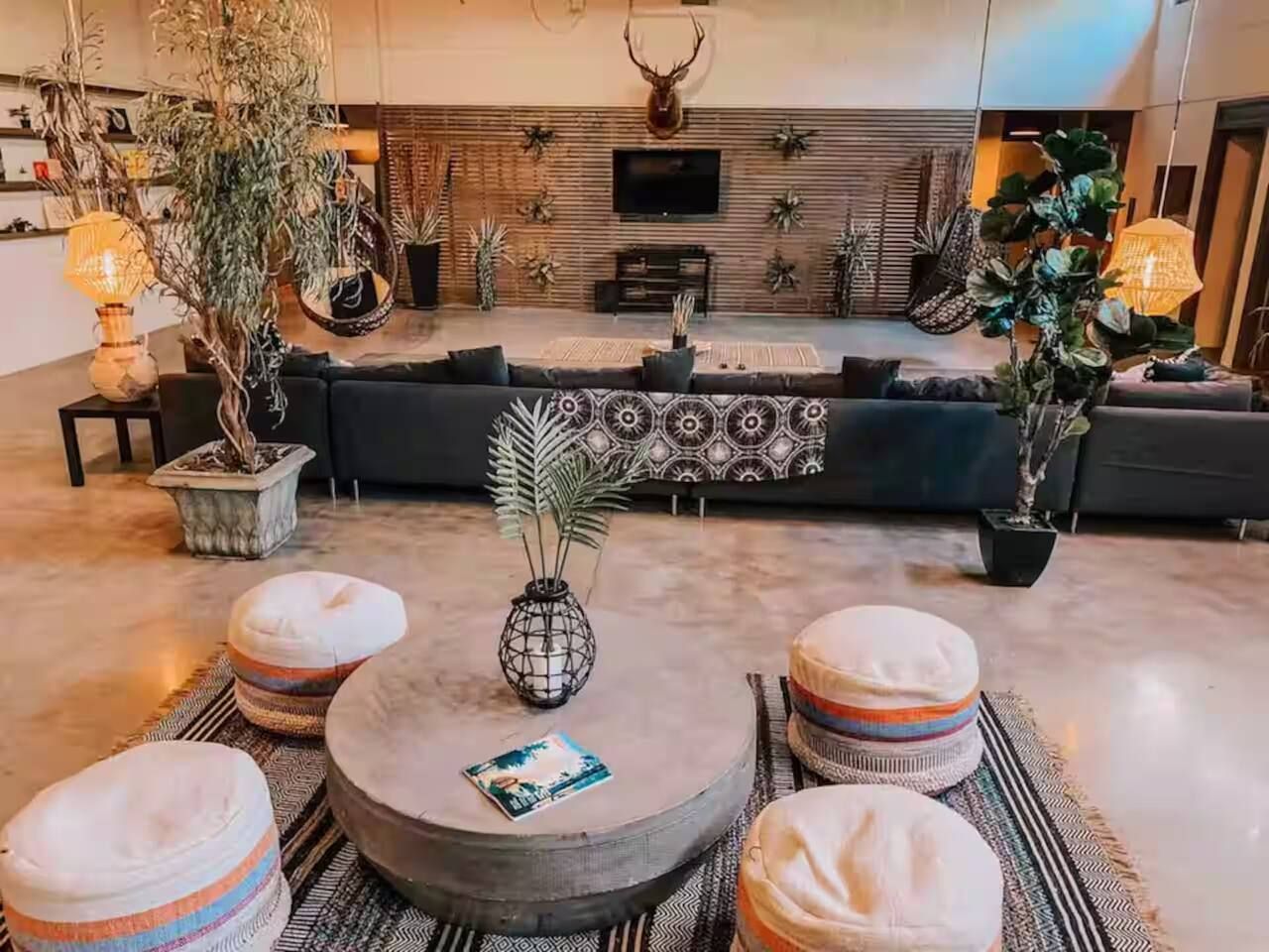 Bohemian Villa 6500sqf Hot Tub Pool Table PingPong