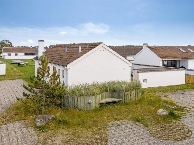 leny-900m-from-the-sea/