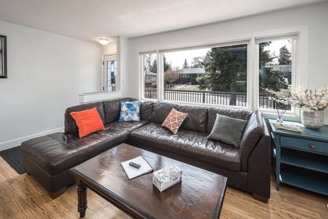 E@HOME Entire house 5BR2BA&Central by chinook mall