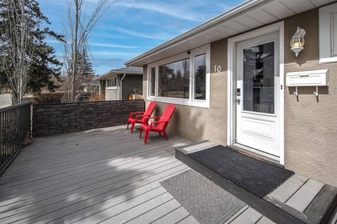 E@HOME Entire house 5BR2BA&Central by chinook mall