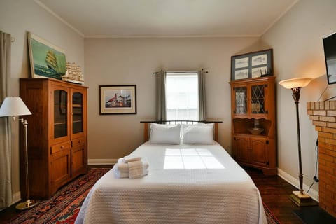 Traveler's Retreat: Minutes from Main St!