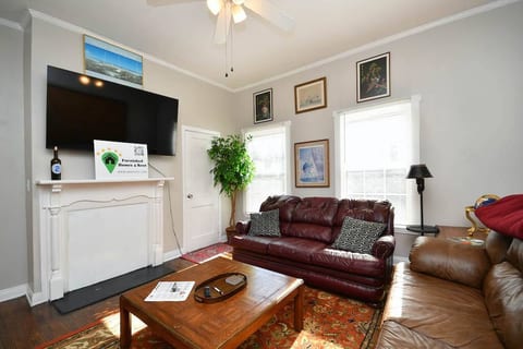 Traveler's Retreat: Minutes from Main St!