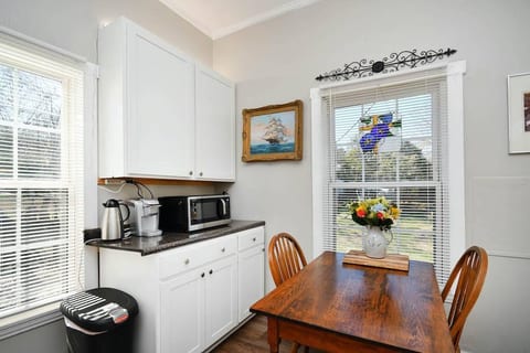 Traveler's Retreat: Minutes from Main St!