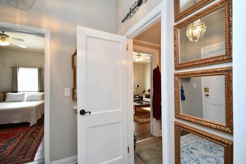 Traveler's Retreat: Minutes from Main St!