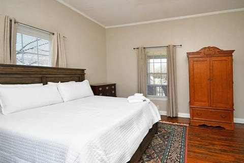 Traveler's Retreat: Minutes from Main St!