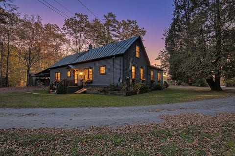 NirvanaSanctuary~HotTub~FirePit~Dogs~Okemo + ~2BR