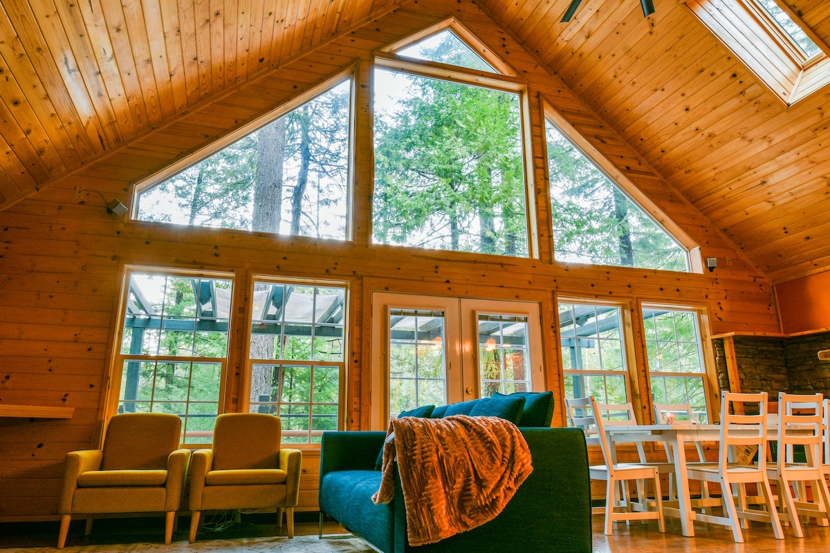 The great room is a comfortable place to watch the majestic outdoors. Lassen creekside cabin