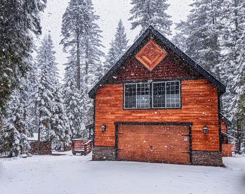 Experience the magic of winter in our cozy mountain cabin! Nestled among snow-covered pines, it offers a warm, inviting retreat with stunning views through large windows. Perfect for a peaceful escape, a snowy adventure, or a relaxing getaway
