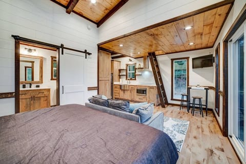 Cozy Treehouse | Hot Tub | Fire Pit | Pet Friendly