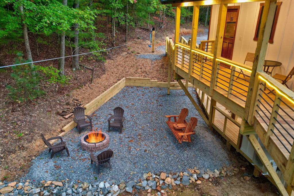 Cozy Treehouse | Hot Tub | Fire Pit | Pet Friendly - Morganton