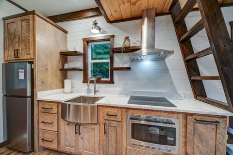 Cozy Treehouse | Hot Tub | Fire Pit | Pet Friendly