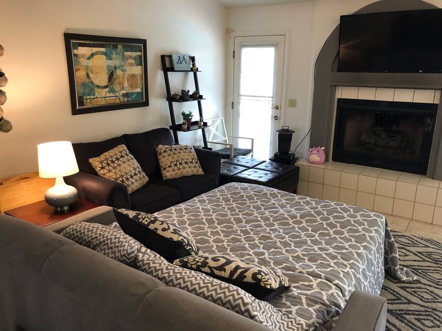 Great room with gas fireplace and smart tv Great room with gas fireplace and smart tv - Happy Cactus: Repeat Guest /Direct Booking Site - Oro Valley