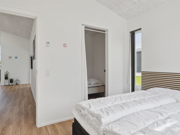 nissine-300m-from-the-sea/