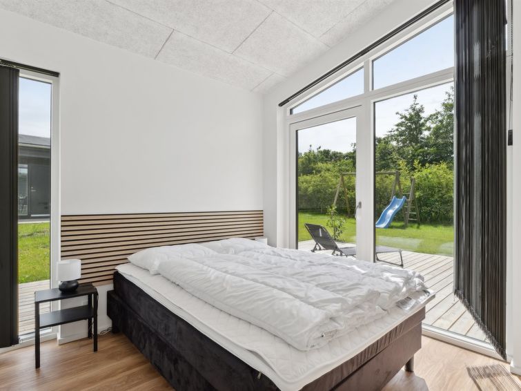 nissine-300m-from-the-sea/