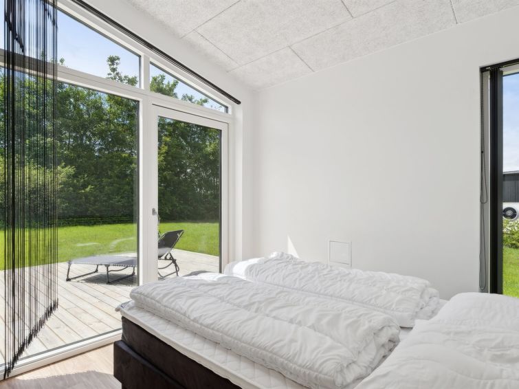 nissine-300m-from-the-sea/