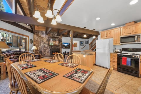 A warm gathering place for family moments. Enjoy the large dining table with seating for 6. An open layout keeps cooks in the conversation with guests.