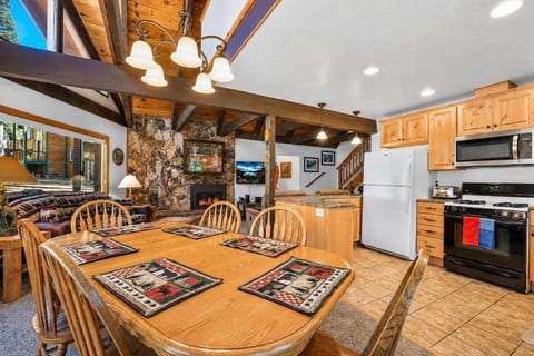 Family Friendly Retreat/Spacious/AC/Near Heavenly 