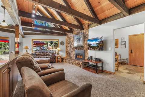 Embrace the warmth of the gas fireplace in this cozy family room. Ample seating for 6, including a reclining sofa. Guests love the cozy and relaxing atmosphere and the great layout/spaciousness of the home.
55-in. HDTV/reclining sofa=MOVIE NIGHT