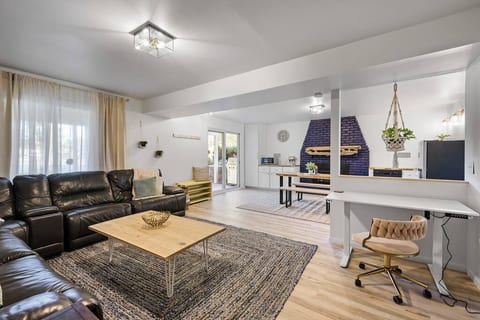 Roomy Luxury Lakeside Guest Suite | Pet-friendly