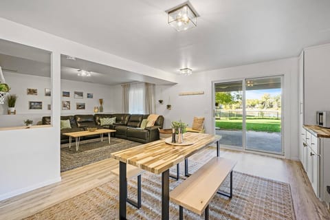 Roomy Luxury Lakeside Guest Suite | Pet-friendly