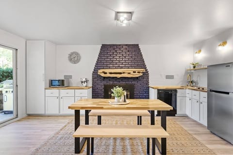 Roomy Luxury Lakeside Guest Suite | Pet-friendly