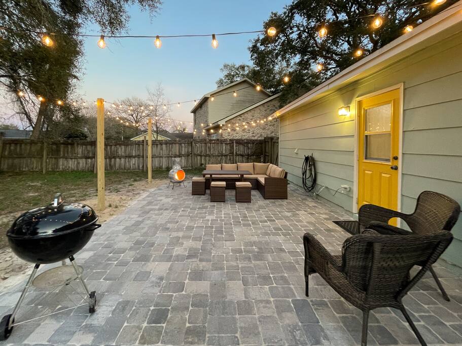 Cozy backyard hangout with grill and chimeneo - The Mint - Fort Walton Beach