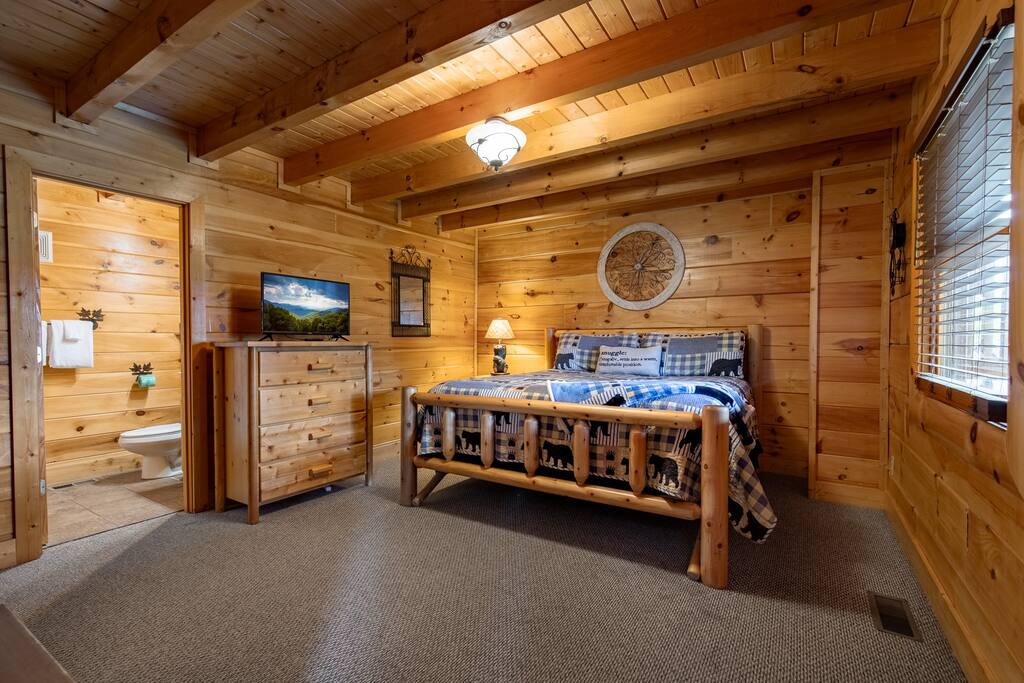 Main floor king bedroom with full bathroom - Owner manages, mtn views, hot tub, gameroom, pools - Sevierville