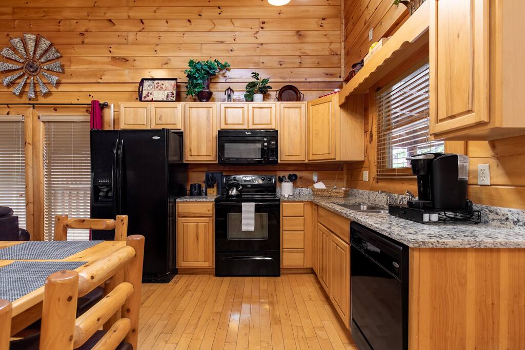 fully stocked kitchen with coffee machine - Owner manages, mtn views, hot tub, gameroom, pools - Sevierville