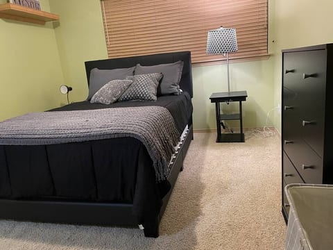 Cozy room with EASY self check in! 1-2 Travelers!