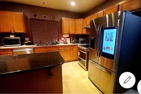 Spacious Room with EASY self check in. 1-2 Guest!