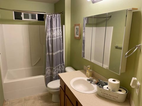 Spacious Room with EASY self check in. 1-2 Guest!