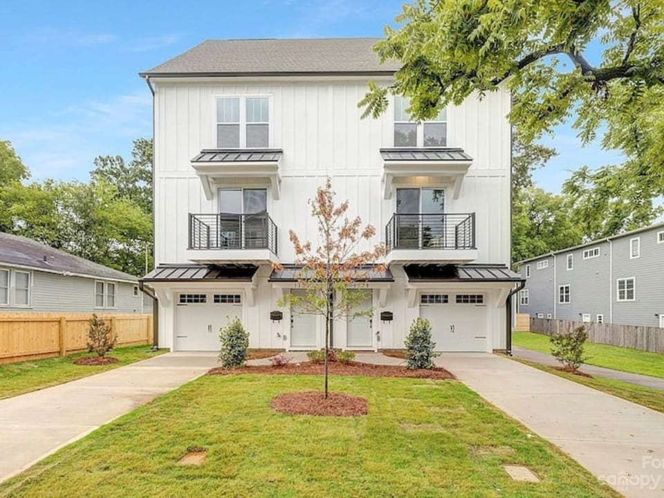 Birdsong Bungalow: Hot Tub, Game Room, Fire Pit - Charlotte