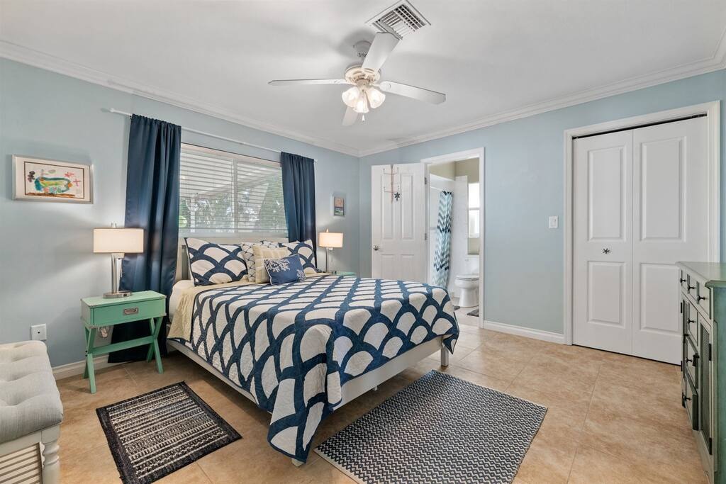 Spacious Primary Bedroom, queen size bed with ensuite bathroom and walk in closet.  - Naples Beach house retreat, just 3 min. to beach - North Naples