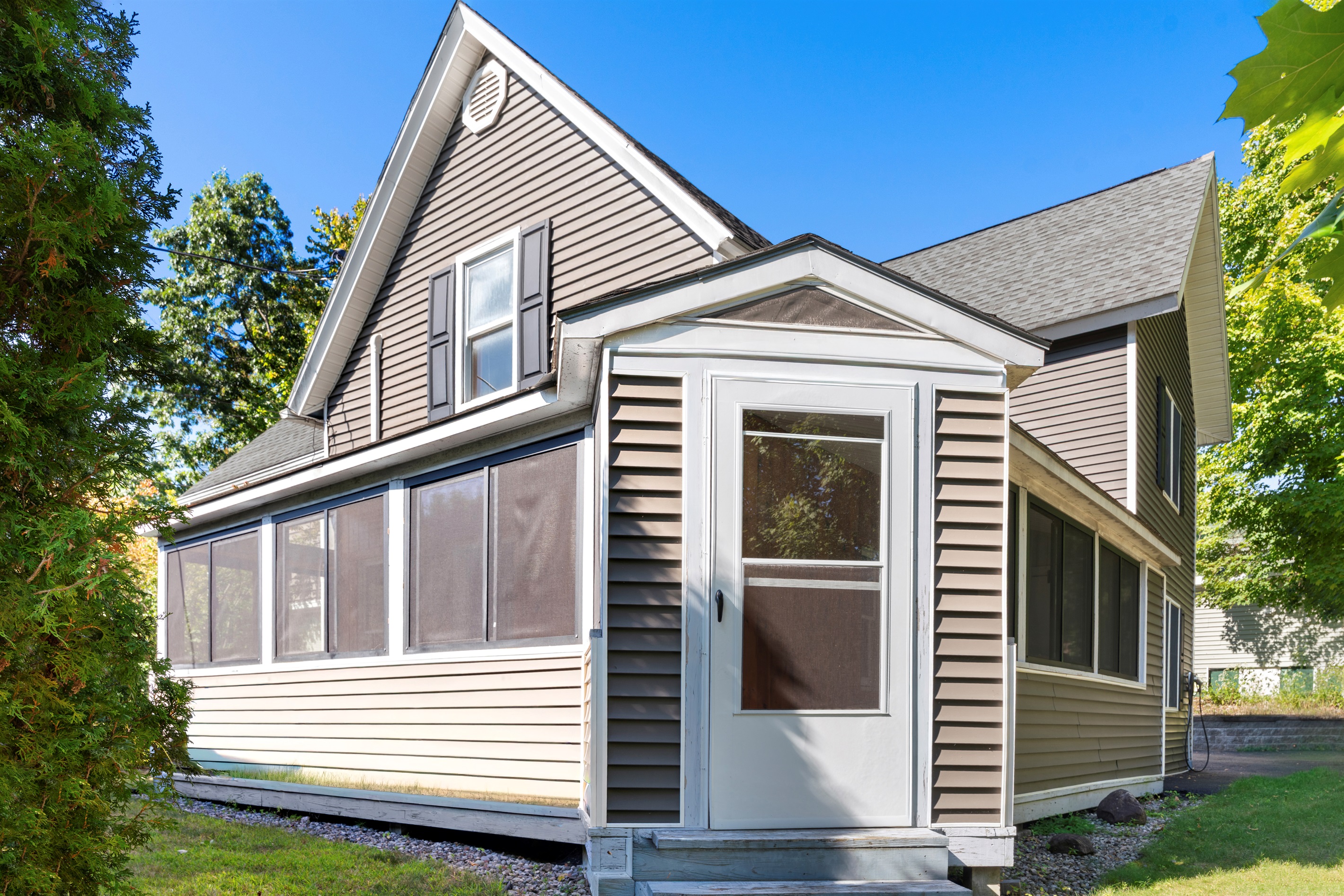 the-lake-george-village-house/