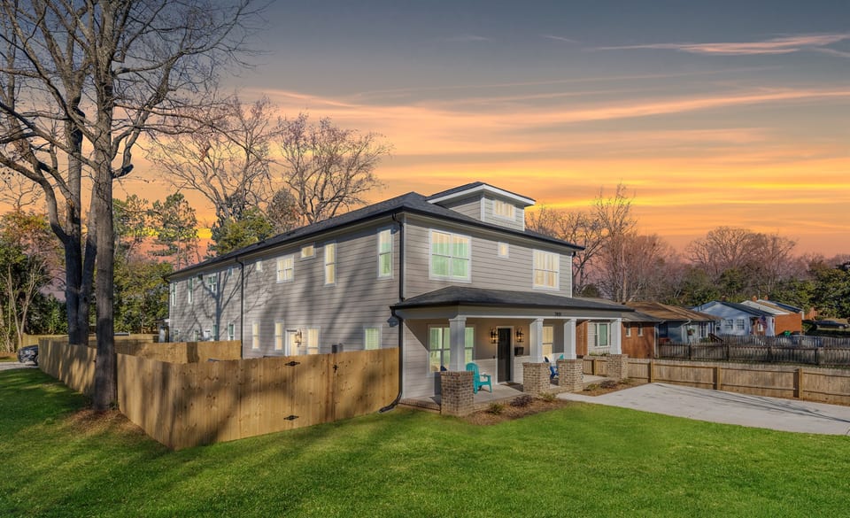 Gorgeous sunsets and plenty of privacy in this quiet residential neighborhood!