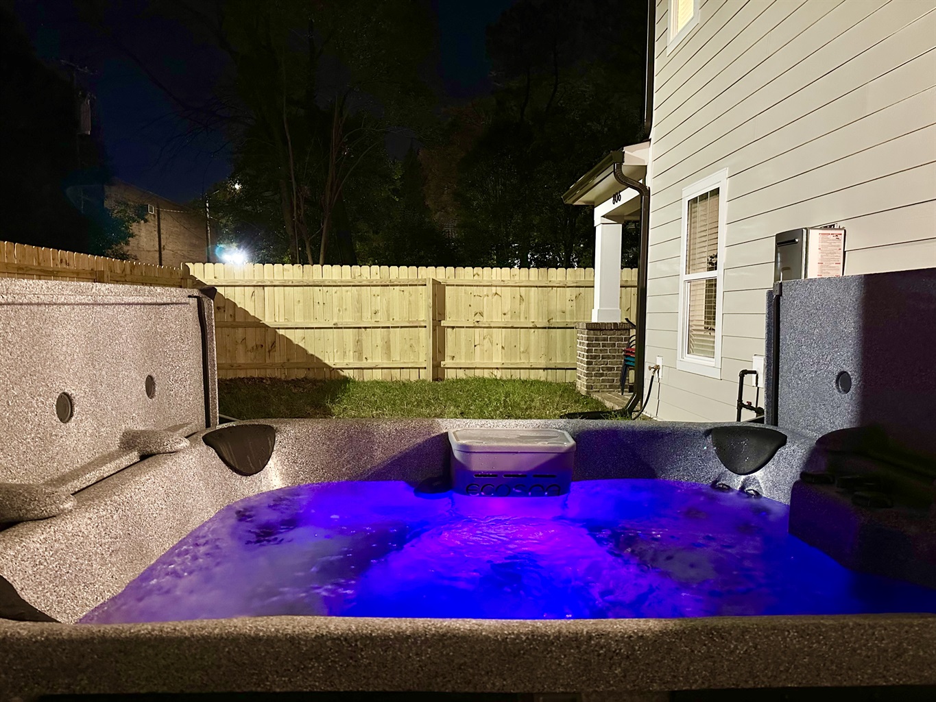 Turn on the lights and the jets for an extra special evening soak! Note quiet hours after 10pm - please be a good neighbor! No excessive noise. - Bancroft Bungalow - Hot Tub - Uptown Retreat - Charlotte