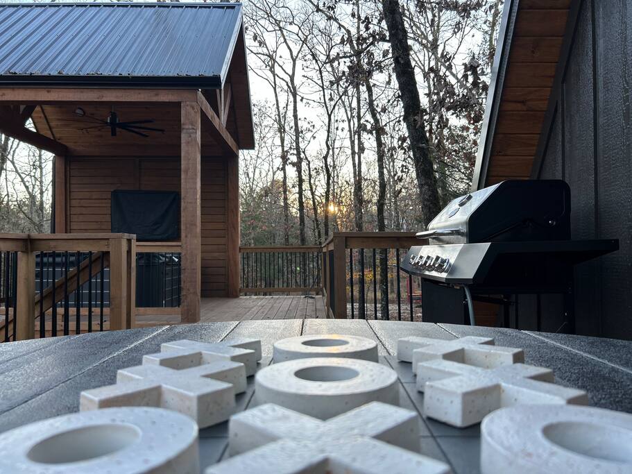 Relaxing outdoor retreat with a grill, tic-tac-toe, and a stunning sunset view!