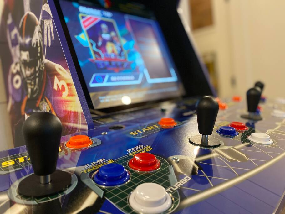 Retro arcade machine with Marvel vs. Capcom games in a cozy loft.