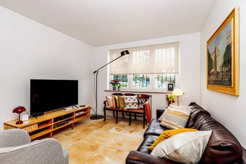 Living Room - 55'' TV and Sonos soundsystem